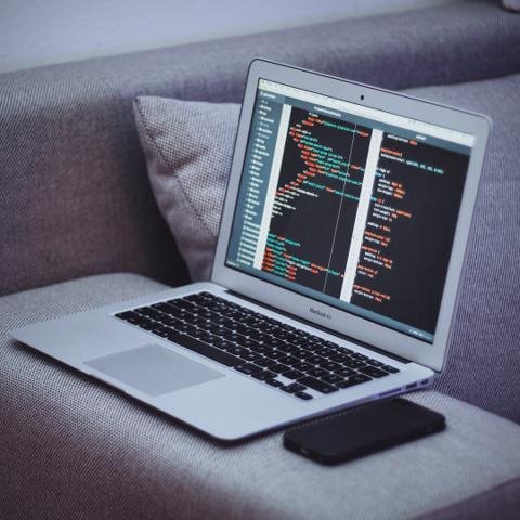 un pc sur un canapé